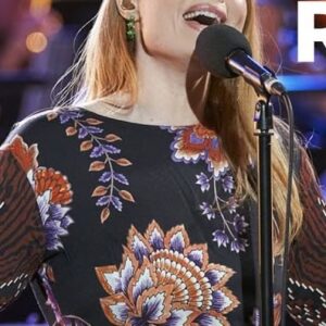 Freya Ridings Instagram - This magical song ‘True Colors’ by cyndilauper is one of my favourites of all time, and I feel so lucky that I got to perform it with Ken Bruce and the beautiful @bbcconcertorchestra for @bbcradio2 last year 💫 One of my favourite performances ever ever 🥹 ✨