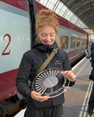 Froukje Veenstra Instagram - Gisteren ontving ik voor de derde keer op rij de @3voor12 ‘Song van het Jaar’ award, dit keer voor ‘Als Ik God Was’. En dat niet alleen, ‘Naar Het Licht’ is ook nog eens nr. 2 van de lijst! Ik wil jullie ontzettend bedanken voor het stemmen, wat heb ik toch geluk met jullie! 🫂✨