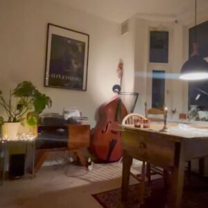 Froukje Veenstra Instagram - Gisteren ontving ik voor de derde keer op rij de @3voor12 ‘Song van het Jaar’ award, dit keer voor ‘Als Ik God Was’. En dat niet alleen, ‘Naar Het Licht’ is ook nog eens nr. 2 van de lijst! Ik wil jullie ontzettend bedanken voor het stemmen, wat heb ik toch geluk met jullie! 🫂✨