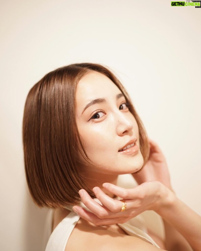 Fujii Karen Instagram - 花王から新しいヘアケアブランド「melt」が2024年4月20日から新発売するということで、ひと足早く体験させていただきました🤍 生炭酸*泡とシャンプーを混ぜるという、新感覚。 *パウダーを水に混ぜると発生 ゼラニウムやミュゲを使用した、時を忘れるようなマインドフルアロマの香りが美しいのです。 「休みながら美しく 休息美容」をテーマに、日々忙しく頑張っている人たちのため、泡・音・香りに包まれて、とろける時間を提供したいという、素敵な思いが込められており、視覚・聴覚で感じながら美しくなれる時間はとても貴重だし大事にしていきたいと思いました😌 普段はシャンプーのみで使って、 炭酸パウダーは週２~３回の使用がおすすめみたいなので、スペシャルケアとして取り入れてみたいと思います🪷 炭酸パウダーには、次に使うトリートメントの馴染みが良くなるブースター効果もあるみたい。 一緒に使うことで、朝起きた時の髪の広がりが更に気にならなくなり、綺麗に纏まってくれて自然な艶も演出してくれます。 皆様も是非この感動を味わってみてくださいね🤍 全国のロフトで先行発売中　※一部店舗除く #PR #melt #メルト #とろける生炭酸シャンプー #休息美容 #休みながら美しく #ヘアケア #シャンプー #トリートメント