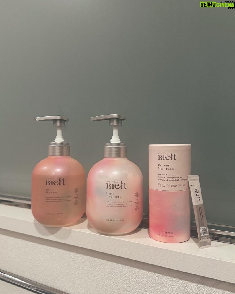 Fujii Karen Instagram - 花王から新しいヘアケアブランド「melt」が2024年4月20日から新発売するということで、ひと足早く体験させていただきました🤍 生炭酸*泡とシャンプーを混ぜるという、新感覚。 *パウダーを水に混ぜると発生 ゼラニウムやミュゲを使用した、時を忘れるようなマインドフルアロマの香りが美しいのです。 「休みながら美しく 休息美容」をテーマに、日々忙しく頑張っている人たちのため、泡・音・香りに包まれて、とろける時間を提供したいという、素敵な思いが込められており、視覚・聴覚で感じながら美しくなれる時間はとても貴重だし大事にしていきたいと思いました😌 普段はシャンプーのみで使って、 炭酸パウダーは週２~３回の使用がおすすめみたいなので、スペシャルケアとして取り入れてみたいと思います🪷 炭酸パウダーには、次に使うトリートメントの馴染みが良くなるブースター効果もあるみたい。 一緒に使うことで、朝起きた時の髪の広がりが更に気にならなくなり、綺麗に纏まってくれて自然な艶も演出してくれます。 皆様も是非この感動を味わってみてくださいね🤍 全国のロフトで先行発売中　※一部店舗除く #PR #melt #メルト #とろける生炭酸シャンプー #休息美容 #休みながら美しく #ヘアケア #シャンプー #トリートメント