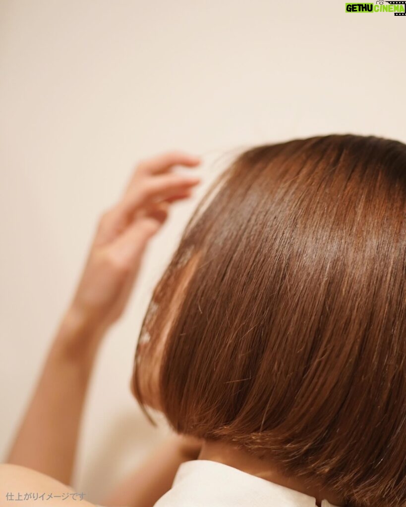 Fujii Karen Instagram - 花王から新しいヘアケアブランド「melt」が2024年4月20日から新発売するということで、ひと足早く体験させていただきました🤍 生炭酸*泡とシャンプーを混ぜるという、新感覚。 *パウダーを水に混ぜると発生 ゼラニウムやミュゲを使用した、時を忘れるようなマインドフルアロマの香りが美しいのです。 「休みながら美しく 休息美容」をテーマに、日々忙しく頑張っている人たちのため、泡・音・香りに包まれて、とろける時間を提供したいという、素敵な思いが込められており、視覚・聴覚で感じながら美しくなれる時間はとても貴重だし大事にしていきたいと思いました😌 普段はシャンプーのみで使って、 炭酸パウダーは週２~３回の使用がおすすめみたいなので、スペシャルケアとして取り入れてみたいと思います🪷 炭酸パウダーには、次に使うトリートメントの馴染みが良くなるブースター効果もあるみたい。 一緒に使うことで、朝起きた時の髪の広がりが更に気にならなくなり、綺麗に纏まってくれて自然な艶も演出してくれます。 皆様も是非この感動を味わってみてくださいね🤍 全国のロフトで先行発売中　※一部店舗除く #PR #melt #メルト #とろける生炭酸シャンプー #休息美容 #休みながら美しく #ヘアケア #シャンプー #トリートメント