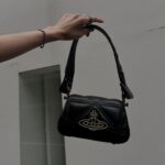 Fujii Karen Instagram - Vivienne Westwood /2024SS Collection shoppingする時はこのくらいの必要なものだけ入るサイズ感のバッグが好み ORBがポイントとなって、かわいい。 #viviennewestwoodjapan #viviennewestwood #pr @viviennewestwoodjapan