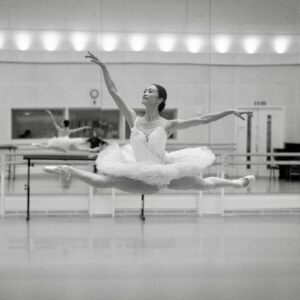 Fumi Kaneko Instagram - Some Don Quixote preparation moments taken by @dancersdiary 🌹 such a fun to dance this warm uplifting ballet❣️🪭💃🏻
@royaloperahouse 
#dance #joy #fun #ballet #london