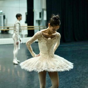 Fumi Kaneko Instagram - Some Don Quixote preparation moments taken by @dancersdiary 🌹 such a fun to dance this warm uplifting ballet❣️🪭💃🏻
@royaloperahouse 
#dance #joy #fun #ballet #london