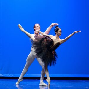 Fumi Kaneko Instagram - A few weeks ago in Italy dancing Black Swan pas de deux with @vadimmuntagirovofficial 🙌🖤 
Thank you @ferrettideb for inviting us ☺️ 
Photos by @r7_foto_danza 🙏✨