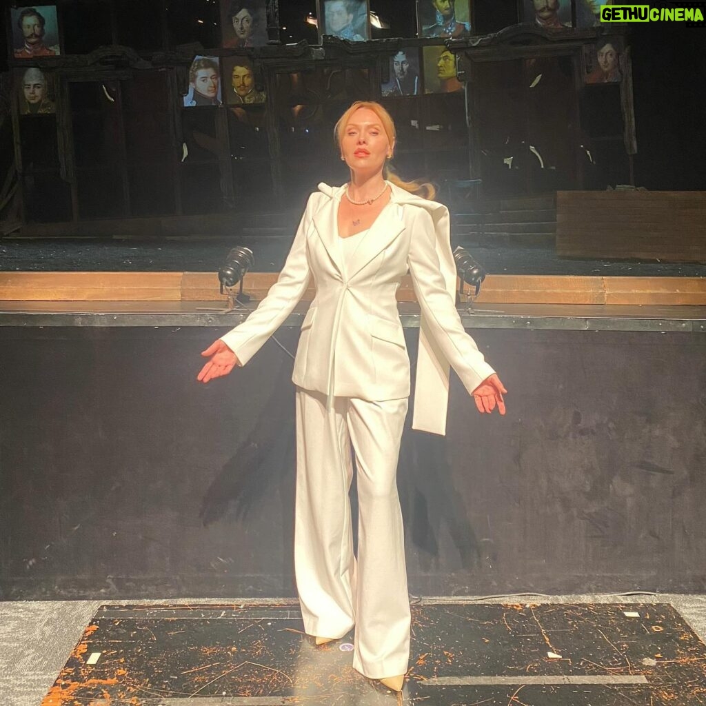 Funda İlhan Instagram - Eşsiz yaka kesimiyle muhteşem Beyaz ceket için canım arkadaşım stilist Murat Aytulum “ a teşekkür ederim. @murataytulumofficial 🤍 #27martdünyatiyatrogünü 🎭🪞 kutlu olsun 💜🤍