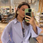 Funda Güray Instagram - Gömleğini çok sevdim çıkar onu bebeğim hadi gel bize gidelim ?? Şarkıyı hatırlayan old but goldiesler 🫠🌸🌺💕 #oodt #photooftheday