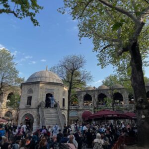 Funda Güray Instagram - Bu bayram metre kareye bin insan düşüyor 🌚 İstanbul kalabalık diye Mudanya ya kaçtık ama trafiğin hiç bir farkı kalmamışşş trafikten kaçış yok neyse bunu görmezden gelip güzel anlardan bir dump bıraktım size 🍭 (çanta & pantolon üzerime yapıştı kgkgkf) #oodt #photooftheday