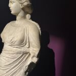 Funda Güray Instagram - İstanbul’da turist olmak 🫶 doğdum büyüdüm bu şehirdeyim ama o kadar bilmediğim yanları varki arada turist olmak çok iyi geliyor size de tavsiye, gittiğim yerleri paylaşmak istiyorum çünkü çoook keyif aldım kaydedin lazım olur ❤️ 📌 Vapurda kahvaltı çoook keyifliydi çayı muazzam (normalde biner giderim keyfini çıkarmamışım covidden beri de ne çay içmişim ne bir şey yemişim ) 📌 İstanbul Arkeoloji müzesi açık ara en iyi müzelerden 2. gidişim hala büyülüyor, binası dahil her şey tarihi eser ❤️ 📌 Gülhane parkında yürüyüş, çevre de görülecek çok şey var bu arada Alay köşkü öylece duruyor ama hiç okumamışım tarihini mesela 📌Sirkeci Garı’nın inanılmaz bir havası var restorantında oturun mutlaka veeee Sürekli İstanbul’un silüetine dönüp dönüp bakın ruhuma benim çooook iyi geldi #reeloftheday #seyahat #travelblogger #i̇stanbul