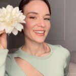 Funda Güray Instagram - Biz yeni gelmedik geri geldik kfkfkf 🌚 basit bir yemek tarifi kadar basic ama bi okadar kurtarıcılık içeren topuz tarifi 🪭 #hairtutorial #hairstyles #saç #reeloftheday