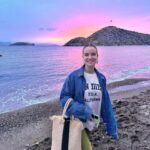 Funda Güray Instagram - bişi dicem Ajda Pekkan’la şarkı bile söyledim daha nolsunnnn darısı Mayıs’ın başına belki bir Tarkan ?? 😂 Nisan ayı özeti; 1- fotonun içsıkıntısı var 3 saate eve zor gittim 2- benim fantastik dörtlüm 3- Ajda’yı en önden izlemek için verdiğimiz çabamıza sağlık 💕 4- en çok eğlendiğim o an 5- Bodrum sahil ( siz yine de bostancı sahil diyebilirsiniz) 🌴 6- Gümüşlük ayıp ama bu nasıl bir gün batımı 7-Aşkımla zoraki foto çekme geleneğim 💕 8- @fulyazenginer cım neyi kutluyoduk biz 🍾 9- Alaçatı ot festivalinin çiçeği kalmış 10- my fam 🫶