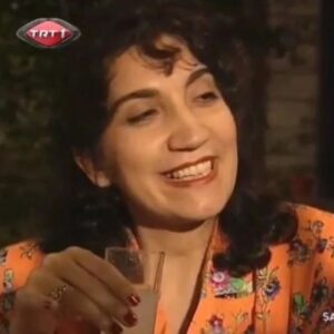 Füsun Demirel Instagram - #şaşıfelekçıkmazı #saadet #aşık #mahalledenarkadaşlar @mahinurergun 💜 @trtarsiv 🧡💛🧡1996/97