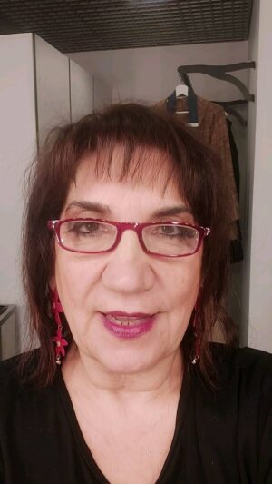 Füsun Demirel Instagram - @azadeh_masihzadeh thank you very much for this beautifull  Red earings.
I hope to Meet  you again.
#freedomwomenslife 🎈♥️