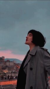 Göksel Instagram - Şarkı söyleyerek, saplanan bıçakları bir bir çıkarıyoruz. Biz ilk videoyu turne yollarında çektik. Sizden gelenleri bekliyoruz. ⚔️❤️‍🔥 #bıçak #mardin @solesmuzik @avrupamuzik 🎥 @miraysenergun