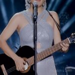 Göksel Instagram - Benden Geçti Aşk… Şarkılarımın ham hali çoğunlukla böyle gitarımla… Bir de uğurlu gitarım var, o genelde evimde . 🎸❣️