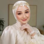 Gözde Akyıldız Instagram - Güzeller güzeli @akyldzgzde ‘yi hazırlamaktan büyük mutluluk duyduk!✨ Her gelinimize yaptığımız gibi yüz hatlarına uygun olarak, özenle seçtiğimiz renklerle ve aksesuarlarla makyaj ve türban tasarımını tamamladık🤍 Gelinlik: @houseofzarif Aksesuar: @gizemyolcustudio #türbantasarımı #gelincicegi #gelinçiçeği #gelinbaşı #gelin #gelinlik #gelinaksesuarı #gelinbuketi #gelinmakyajı #gelinlikmodelleri #gelinbasimodelleri #gelinbaşıtesettür #davetiye #nikahelbisesi