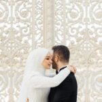Gözde Akyıldız Instagram - Hayatımın en güzel anları hep seninle🤍 Kasrın zerafeti ile güzelliğinizin buluştuğu kareleri yakalamak için sabırsızlanıyoruz😍 Hemen bizimle iletişime geçin ve sadece Kış ayına özel indirimimizden yararlanın 🤩 📞 0535 880 3535 #düğün #gelinvedamat #gelinlik #gelin #gelinlikmodelleri #damat #gelinbuketi #alyans #aşk #düğünklibi #dışçekim