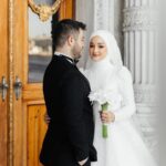 Gözde Akyıldız Instagram - Zemheri gönlüme düşen baharsın…✨ Gelinlik: @zeynepozel.bridal Makyaj ve Türban Tasarım: @gizemyolcustudio Buket: @ruyamcollection #damat #gelin #gelinlikmodelleri #gelinvedamat #düğündışçekim #fotoğraf #düğün #düğünfotoğrafçısı #dışçekim #alyans #davetiye #gelinbuketi