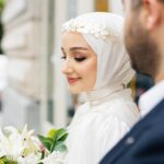 Gözde Akyıldız Instagram - Sevgili Gözde ve Yunus çiftimizle İstanbul’un nefes kesici sokaklarında gerçekleştirdiğimiz unutulmaz fotoğraf çekimini paylaşmaktan heyecan duyuyoruz!✨ Pera Palas’tan Taksim’e, Taksim’den Şişhane’ye, Şişhane’den Haliç köprüsü’ne kadar İstanbul’un eşsiz atmosferinde aşk dolu bir yolculuğa çıktık🕊️ İstanbul gibi bir şehirde aşkınız daima büyüsün! İçinizdeki keşfedilmemiş sokakları bulmanız dileğiyle🤍 @akyldzgzde & @alryns__ Gelinlik: @houseofzarif Makyaj ve türban tasarım: @gizemyolcustudio Aksesuar: @gizemyolcustudio Gelin buketi: @rosebellaflowers #gelinçiçeği #gelindamat #dugunfotografcisi #düğünfotoğrafçısı #gelinbaşı #gelinlik #gelin #gelinbuketi #gelindamatpozları #düğün #düğündavetiyesi #gelinbaşı #türbantasarımı #dışçekim #düğünklibi