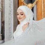 Gözde Akyıldız Instagram - Zemheri gönlüme düşen baharsın…✨ Gelinlik: @zeynepozel.bridal Makyaj ve Türban Tasarım: @gizemyolcustudio Buket: @ruyamcollection #damat #gelin #gelinlikmodelleri #gelinvedamat #düğündışçekim #fotoğraf #düğün #düğünfotoğrafçısı #dışçekim #alyans #davetiye #gelinbuketi