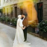 Gözde Akyıldız Instagram - Sevgili Gözde ve Yunus çiftimizle İstanbul’un nefes kesici sokaklarında gerçekleştirdiğimiz unutulmaz fotoğraf çekimini paylaşmaktan heyecan duyuyoruz!✨ Pera Palas’tan Taksim’e, Taksim’den Şişhane’ye, Şişhane’den Haliç köprüsü’ne kadar İstanbul’un eşsiz atmosferinde aşk dolu bir yolculuğa çıktık🕊️ İstanbul gibi bir şehirde aşkınız daima büyüsün! İçinizdeki keşfedilmemiş sokakları bulmanız dileğiyle🤍 @akyldzgzde & @alryns__ Gelinlik: @houseofzarif Makyaj ve türban tasarım: @gizemyolcustudio Aksesuar: @gizemyolcustudio Gelin buketi: @rosebellaflowers #gelinçiçeği #gelindamat #dugunfotografcisi #düğünfotoğrafçısı #gelinbaşı #gelinlik #gelin #gelinbuketi #gelindamatpozları #düğün #düğündavetiyesi #gelinbaşı #türbantasarımı #dışçekim #düğünklibi