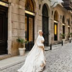 Gözde Akyıldız Instagram - Sevgili Gözde ve Yunus çiftimizle İstanbul’un nefes kesici sokaklarında gerçekleştirdiğimiz unutulmaz fotoğraf çekimini paylaşmaktan heyecan duyuyoruz!✨ Pera Palas’tan Taksim’e, Taksim’den Şişhane’ye, Şişhane’den Haliç köprüsü’ne kadar İstanbul’un eşsiz atmosferinde aşk dolu bir yolculuğa çıktık🕊️ İstanbul gibi bir şehirde aşkınız daima büyüsün! İçinizdeki keşfedilmemiş sokakları bulmanız dileğiyle🤍 @akyldzgzde & @alryns__ Gelinlik: @houseofzarif Makyaj ve türban tasarım: @gizemyolcustudio Aksesuar: @gizemyolcustudio Gelin buketi: @rosebellaflowers #gelinçiçeği #gelindamat #dugunfotografcisi #düğünfotoğrafçısı #gelinbaşı #gelinlik #gelin #gelinbuketi #gelindamatpozları #düğün #düğündavetiyesi #gelinbaşı #türbantasarımı #dışçekim #düğünklibi