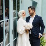 Gözde Akyıldız Instagram - Sevgili Gözde ve Yunus çiftimizle İstanbul’un nefes kesici sokaklarında gerçekleştirdiğimiz unutulmaz fotoğraf çekimini paylaşmaktan heyecan duyuyoruz!✨ Pera Palas’tan Taksim’e, Taksim’den Şişhane’ye, Şişhane’den Haliç köprüsü’ne kadar İstanbul’un eşsiz atmosferinde aşk dolu bir yolculuğa çıktık🕊️ İstanbul gibi bir şehirde aşkınız daima büyüsün! İçinizdeki keşfedilmemiş sokakları bulmanız dileğiyle🤍 @akyldzgzde & @alryns__ Gelinlik: @houseofzarif Makyaj ve türban tasarım: @gizemyolcustudio Aksesuar: @gizemyolcustudio Gelin buketi: @rosebellaflowers #gelinçiçeği #gelindamat #dugunfotografcisi #düğünfotoğrafçısı #gelinbaşı #gelinlik #gelin #gelinbuketi #gelindamatpozları #düğün #düğündavetiyesi #gelinbaşı #türbantasarımı #dışçekim #düğünklibi