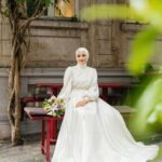 Gözde Akyıldız Instagram - Sevgili Gözde ve Yunus çiftimizle İstanbul’un nefes kesici sokaklarında gerçekleştirdiğimiz unutulmaz fotoğraf çekimini paylaşmaktan heyecan duyuyoruz!✨ Pera Palas’tan Taksim’e, Taksim’den Şişhane’ye, Şişhane’den Haliç köprüsü’ne kadar İstanbul’un eşsiz atmosferinde aşk dolu bir yolculuğa çıktık🕊️ İstanbul gibi bir şehirde aşkınız daima büyüsün! İçinizdeki keşfedilmemiş sokakları bulmanız dileğiyle🤍 @akyldzgzde & @alryns__ Gelinlik: @houseofzarif Makyaj ve türban tasarım: @gizemyolcustudio Aksesuar: @gizemyolcustudio Gelin buketi: @rosebellaflowers #gelinçiçeği #gelindamat #dugunfotografcisi #düğünfotoğrafçısı #gelinbaşı #gelinlik #gelin #gelinbuketi #gelindamatpozları #düğün #düğündavetiyesi #gelinbaşı #türbantasarımı #dışçekim #düğünklibi