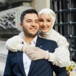 Gözde Akyıldız Instagram - Sevgili Gözde ve Yunus çiftimizle İstanbul’un nefes kesici sokaklarında gerçekleştirdiğimiz unutulmaz fotoğraf çekimini paylaşmaktan heyecan duyuyoruz!✨ Pera Palas’tan Taksim’e, Taksim’den Şişhane’ye, Şişhane’den Haliç köprüsü’ne kadar İstanbul’un eşsiz atmosferinde aşk dolu bir yolculuğa çıktık🕊️ İstanbul gibi bir şehirde aşkınız daima büyüsün! İçinizdeki keşfedilmemiş sokakları bulmanız dileğiyle🤍 @akyldzgzde & @alryns__ Gelinlik: @houseofzarif Makyaj ve türban tasarım: @gizemyolcustudio Aksesuar: @gizemyolcustudio Gelin buketi: @rosebellaflowers #gelinçiçeği #gelindamat #dugunfotografcisi #düğünfotoğrafçısı #gelinbaşı #gelinlik #gelin #gelinbuketi #gelindamatpozları #düğün #düğündavetiyesi #gelinbaşı #türbantasarımı #dışçekim #düğünklibi