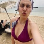 Gözde Cığacı Instagram - Bazen içini dolduramadığım hislere kapılırken bulurum kendimi. Zaman zaman hepimiz yaşarız bunu, anlamını bilmediğimiz bir dürtü gelir mesela “kıskançlık” “öfke” “endişe” bunların nerden geldiğini çözemedikçe içimizde büyütüp içinde kaybolmaya başlarız. Genelde sorunu hep dışarda aramak zaten adetten… sonra günün birinde kendimi yetersiz hissetme perileri kulağıma “ bak bu dürtüler seninle ilgili “ diye fısıldadı. Evet, ne zaman hakim olmadığımı düşündüğüm bi alanı deneyimliyecek olsam aynı his. Erkek arkadaşımı kıskanıyorum sanma hissi ya da benimle ilgilenmiyor mu artık yeterince hissi. Yahut ailem beni önemsemiyor mu acaba hissi (: Gözde her an her alanda yeterli hissetmek zorunda değilsin. Gelişmeyi arzuladığın alanlarda genişlemeye ve öğrenmeye hazırsın. Kendi değersizlik hissin zaman zaman kabarmaya çalışıcak onu sev onu kabul et ve onun sayesinde gelişebiliceğini unutma. Sonra oynamaktan aşırı keyif aldığım bir filmin adı geldi aklıma “unutursam fısılda” seni seviyorum kızım her halinle ♥️