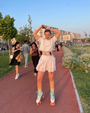 Gözde Cığacı Instagram - Sondaki foto gerçek ben 😅😂 Kask kolluk dizlik falan hep takın çocuklar ben havalı poz için çıkarttım 🤓🌞