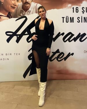Gözde Cığacı Instagram - Benim Canım arkadaşım @berksenkal ‘ın beni hiç yalnız bırakmayan markası @iamnotbasiccom  bu gece beni tam da olması gerektiği gibi hissettirdi 🙏🏻🤍