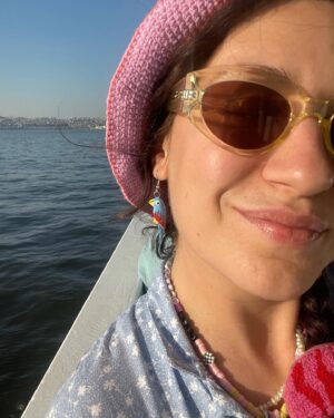Gözde Cığacı Instagram - Çantamı Annem @hope.fuldreams 
Şapkamı İlten teyzem @enna_crochet_  Yaptı (: 💖
Küpelerimi de @rivsribs küçük kardeşimden çaldım.