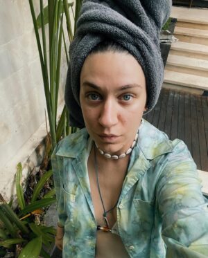 Gözde Cığacı Instagram - Arkadaşım diye demiyorum bu kız şahane şeyler üretiyor @begumtheunsal  @sickofallclub 
kimono ve gömleğim eseridir 🪬🌴🥥