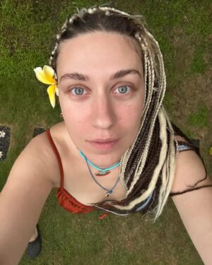Gözde Cığacı Instagram - 🥥 

#whatever 

#bali #indonesia #youngcoconut 
#handmade #temple

Rasta ve örgü @rastaisleri 🤍
Çantam @hope.fuldreams