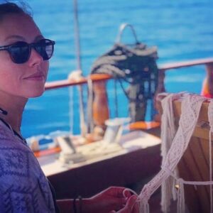 Gözde Kaya Instagram - @dilekturkan öğretti biz de ördük, evet, ördük 🧡⛵️ sınıf arkadaşım 😅 @gurbuzasli gözünden  #makrome #teknehayatı #eğlencelik