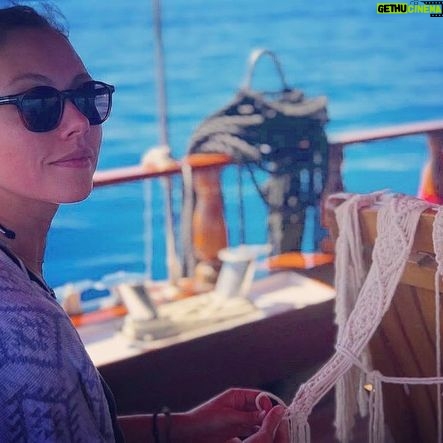 Gözde Kaya Instagram - @dilekturkan öğretti biz de ördük, evet, ördük 🧡⛵️ sınıf arkadaşım 😅 @gurbuzasli gözünden #makrome #teknehayatı #eğlencelik