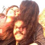Gülçin Hatıhan Instagram - Çünkü dost, çünkü kardeş, çünkü canımın teee içisiniz. Nice böyle güzel yıllarımız, anılarımız, işlerimiz, tatillerimiz olsun. 10 yılı devirdik çoktan, nice 10 yılımıza. Çoook seviyorum sizi. ♥️♥️ @oyaunustasi @nineteen0seven