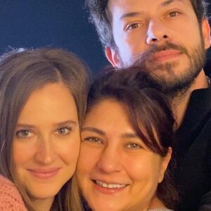 Gülçin Hatıhan Instagram - Çünkü dost, çünkü kardeş, çünkü canımın teee içisiniz. Nice böyle güzel yıllarımız, anılarımız, işlerimiz, tatillerimiz olsun. 10 yılı devirdik çoktan, nice 10 yılımıza. Çoook seviyorum sizi. ♥️♥️ @oyaunustasi @nineteen0seven