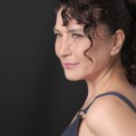 Gülçin Hatıhan Instagram - Bir yaş daha büyüdüm. Bu geçtiğimiz sene pek çok hediye ile doluydu benim için. Hayatın bana bahşettiği tüm lütufları şükürle karşılamaya devam edeceğim. Biriktirdiğim birbirinden güzel dostlarım, tüm sevdiklerim, kedilerim, ailem, işim gücüm, evim barkım, sağlığım için minnetle doluyum. Kutlayan kutlamayan herkese çok teşekkür ederim. Hepimizin yüzünden gülücük eksik olmayan bir sene olsun 🙏💓🧿 . . . . 📸 @busearsslan @aslisamat 💖💖