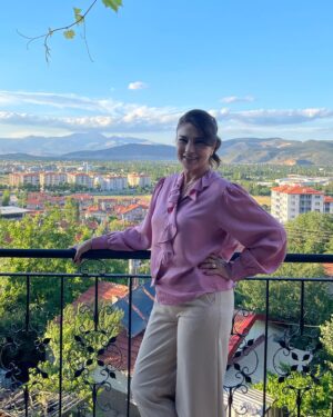 Gülçin Hatıhan Instagram - Az kaldı kavuşmayaaaa.. @gulmasaliatv @atvturkiye @pastelfilmtv 📸 @zehraylmz 🙏🌹🌹🌹🌹