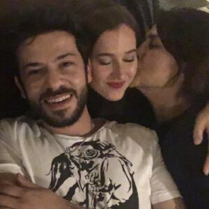 Gülçin Hatıhan Instagram - Çünkü dost, çünkü kardeş, çünkü canımın teee içisiniz. Nice böyle güzel yıllarımız, anılarımız, işlerimiz, tatillerimiz olsun. 10 yılı devirdik çoktan, nice 10 yılımıza. Çoook seviyorum sizi. ♥️♥️ @oyaunustasi @nineteen0seven