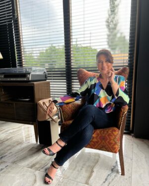 Gülçin Hatıhan Instagram - Zehra’cığımın fotoğraf çektiğini farkedip anında poza durmam 🙈💞
📸 @zehraylmz 🙏🌹 Hava biraz kapalı burada da. Ama ben çok şikayetçi değilim. Bu 20-26 arası dereceleri pek seviyorum 🌤