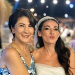 Gülçin Hatıhan Instagram - Çoook uzun yılları yolları geçip geldik bugünlere.. Gözlerin hep aşkla parlasın, alkışın ışığın eksik olmasın bebeğim benim ♥️♥️♥️♥️♥️ @nazlipinarkaya #nazlıi̇smailoral 🧿🌸💖