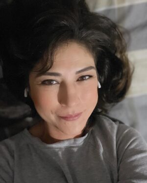 Gülçin Hatıhan Instagram - 8 Mart’ta çalışıp mutlu mesut evine dönen bir kadın bırakalım şuraya. Günümüz kutlu olsun hanımlar ♥️
