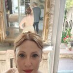 Gülçin Santırcıoğlu Instagram - Çok güzel bir geceye hazırlık...Canım Melek ve Eralp...Mutluluğunuz ve aşkınız daim olsun. Sizi çok seviyorum ... Elbisem de yetenekli ellere emanetti (cok güzel değil mi😇) @neslisahyilmazz @barruslondon