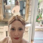 Gülçin Santırcıoğlu Instagram - Çok güzel bir geceye hazırlık...Canım Melek ve Eralp...Mutluluğunuz ve aşkınız daim olsun. Sizi çok seviyorum ... Elbisem de yetenekli ellere emanetti (cok güzel değil mi😇) @neslisahyilmazz @barruslondon