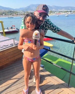 Gülden Avşaroğlu Instagram - Dayılar gibi DAYI OLMAK … bazen kardeş bazen abi olmak :) bazen sırdaş ama hep yoldaş olmak mı … hemen telefonun ucunda olmak … avaz avaz kavga etmek … ama kirazla  baş edemeyince ara celil dayını diyebilmek … hatta biz kavga ederken Kiraz ın sana gizli gizli ben senin tarafımdayım diye mesaj atmasına gözlerimin dolması :) öyle böyle 20 seneyi doldurduk bak ikimiz de saçları ağarttık 🫣 iyi ki doğdun Celil Dayı :) çooook yaşaaa ve sağlıklı yaşa 🧿🧿🧿🧿 @celilnalcakan 💫