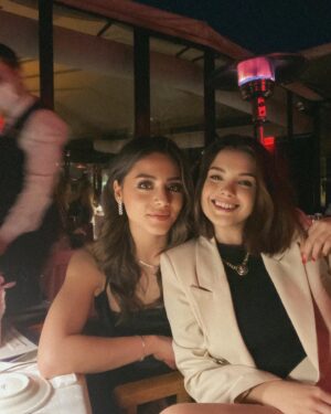 Gülderen Güler Instagram - bu guzel fotolari storyde harcayamazdim shshshhshs
dogum gunun kutlu olsun cicegim🌸
her senen bir oncekinden daha guzel olsun.
 iyi ki dogdun, iyi ki benim canim arkadasim oldun💜
birlikte cok guzel dolu dolu yillarimiz olsun💕